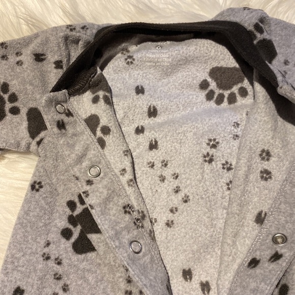 3/25$ Carters Fleece onesie footie pyjamas Size 6 mos Puppy Paw Print - Picture 3 of 4